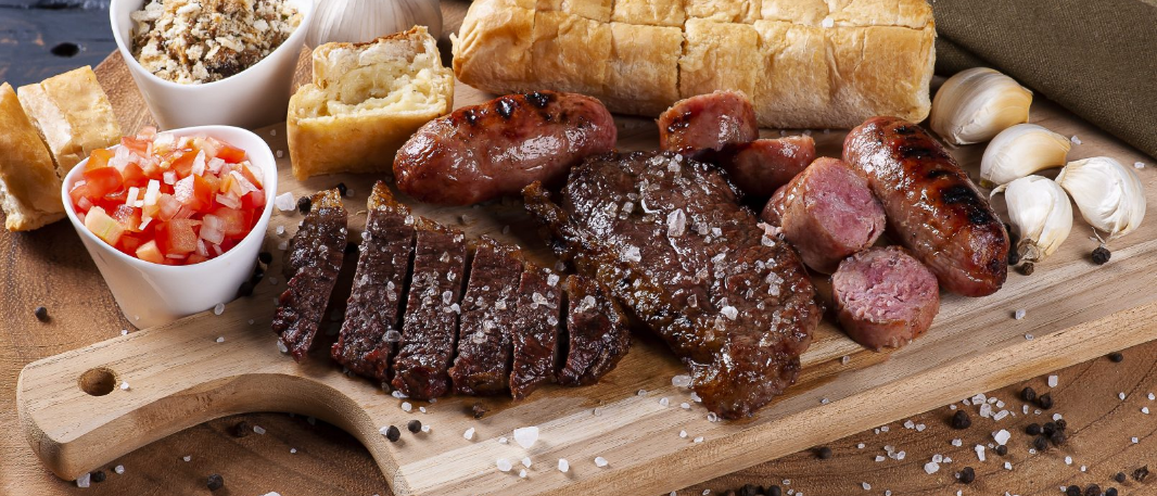Nada mais brasileiro do que um bom churrasco! Seja para comemorações familiares, encontros de amigos ou eventos empresariais, o churrasco é sempre uma excelente escolha.